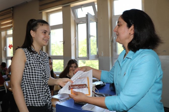 Zonguldak’ta 105 bin öğrenci karne heyecanı yaşadı