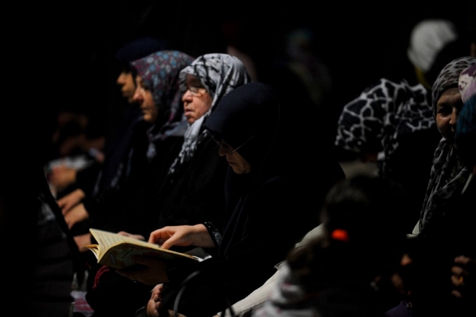 Kadir Gecesi’nde on binler Ulu Cami ve Emirsultan’a akın etti