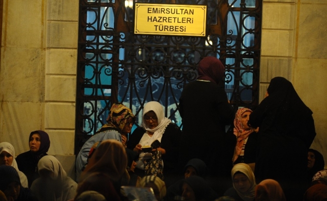 Kadir Gecesi’nde on binler Ulu Cami ve Emirsultan’a akın etti