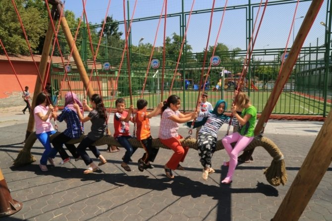 Melikgazi belediyesi çocuklar için 713 parkı hizmete açtı