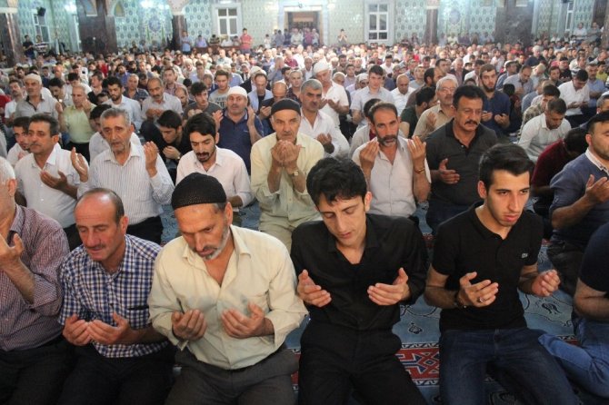 Elazığ'da Kadir Gecesi’nde camiler doldu taştı