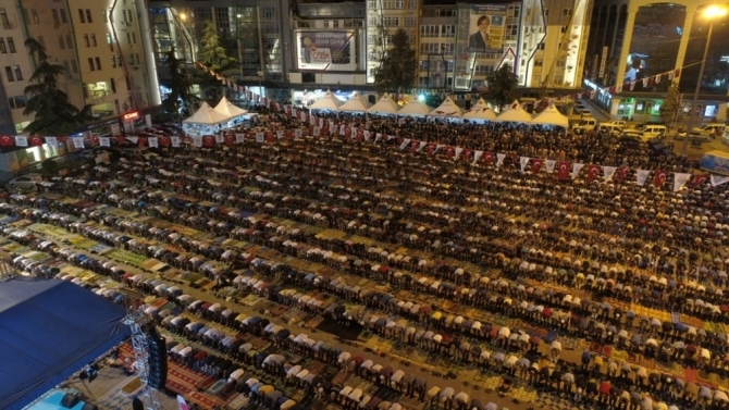 Kadir Gecesi’nde 15 bin kişi meydanda teravihte saf tuttu