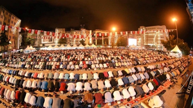 Kadir Gecesi’nde 15 bin kişi meydanda teravihte saf tuttu