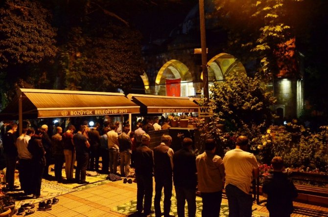 Kadir Gecesinde camiler doldu taştı