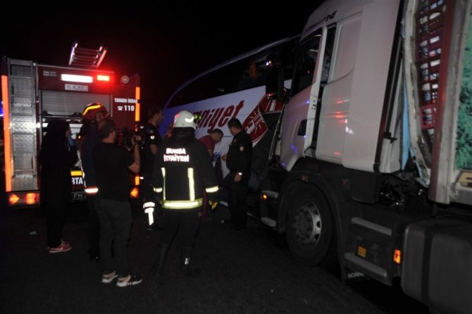 Otobanda arıza yapan yolcu otobüsüne tır arkadan çarptı: 2 ölü