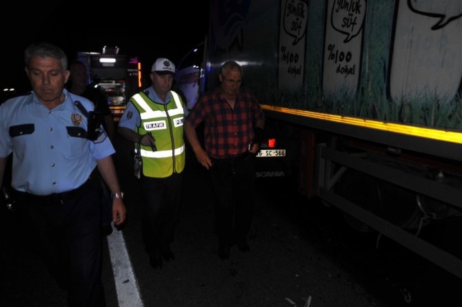 Otobanda arıza yapan yolcu otobüsüne tır arkadan çarptı: 2 ölü