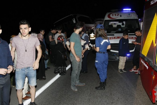 Otobanda arıza yapan yolcu otobüsüne tır arkadan çarptı: 2 ölü
