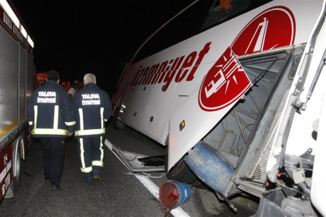 Otobanda arıza yapan yolcu otobüsüne tır arkadan çarptı: 2 ölü