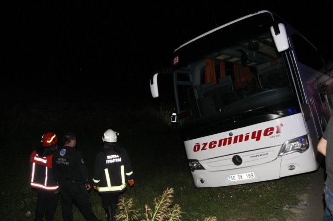 Otobanda arıza yapan yolcu otobüsüne tır arkadan çarptı: 2 ölü
