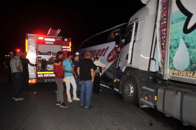 Otobanda arıza yapan yolcu otobüsüne tır arkadan çarptı: 2 ölü