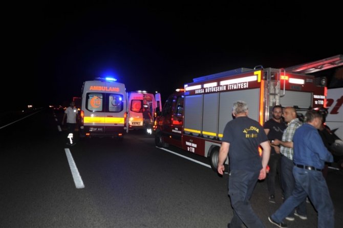 Otobanda arıza yapan yolcu otobüsüne tır arkadan çarptı: 2 ölü