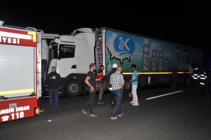 Otobanda arıza yapan yolcu otobüsüne tır arkadan çarptı: 2 ölü