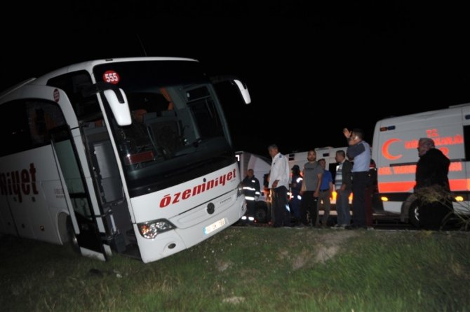 Otobanda arıza yapan yolcu otobüsüne tır arkadan çarptı: 2 ölü