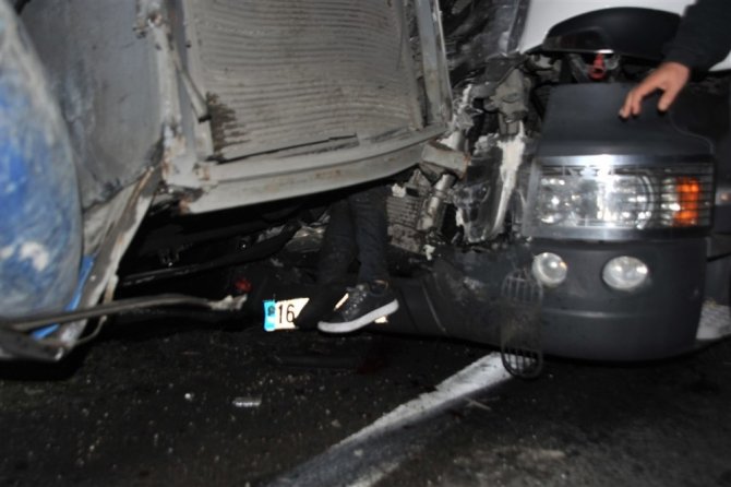Otobanda arıza yapan yolcu otobüsüne tır arkadan çarptı: 2 ölü