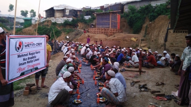 Topladıkları harçlıklarıyla 400 Arakanlıya iftar verdiler