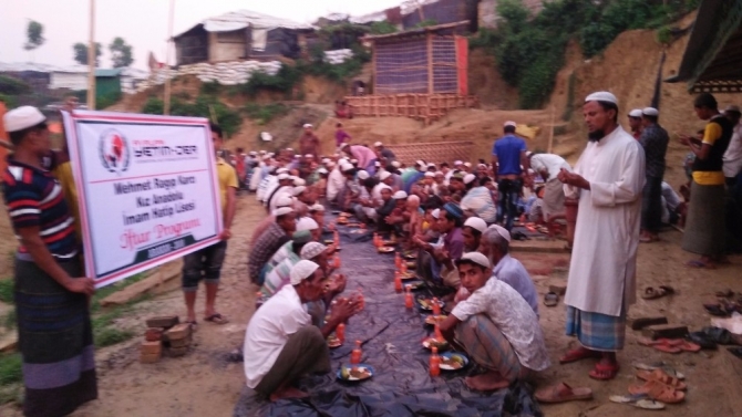 Topladıkları harçlıklarıyla 400 Arakanlıya iftar verdiler
