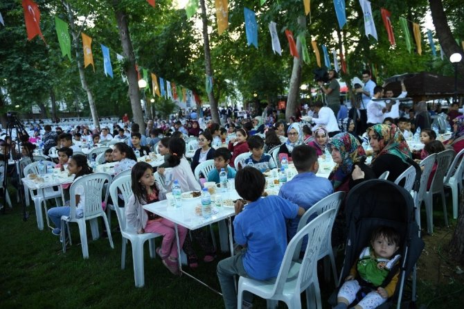 yeşilyurt belediyesinden Dilek mahallesinde meydan iftarı