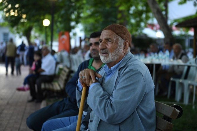 yeşilyurt belediyesinden Dilek mahallesinde meydan iftarı