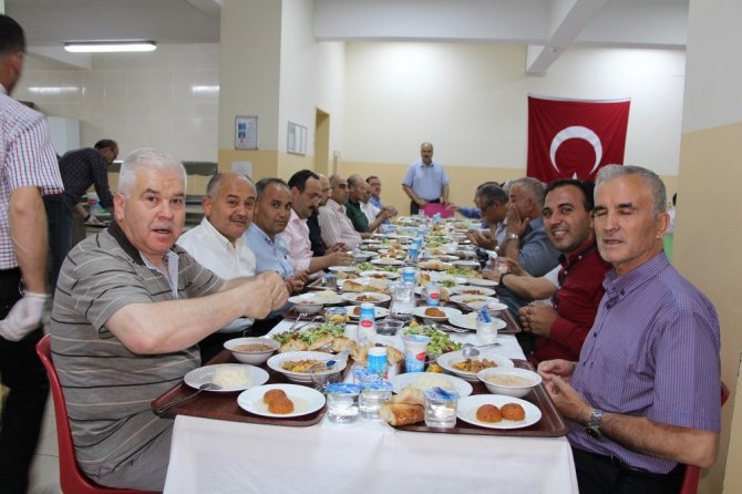 Anadolu lisesinde düzenlenen iftar programı