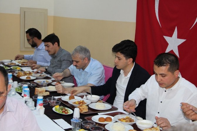 Anadolu lisesinde düzenlenen iftar programı