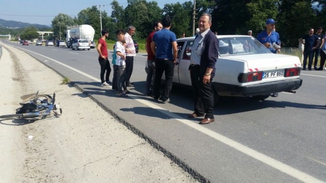 Sakarya'da otomobil bisiklete çarptı: 1 yaralı