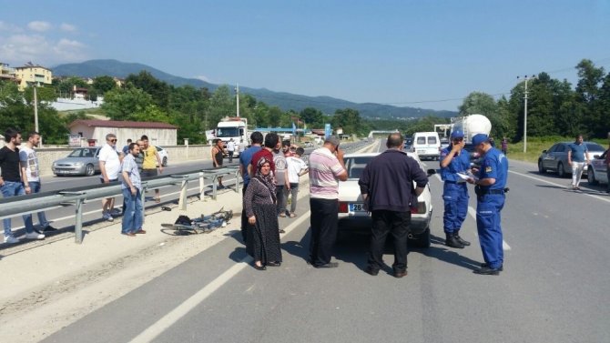 Sakarya'da otomobil bisiklete çarptı: 1 yaralı