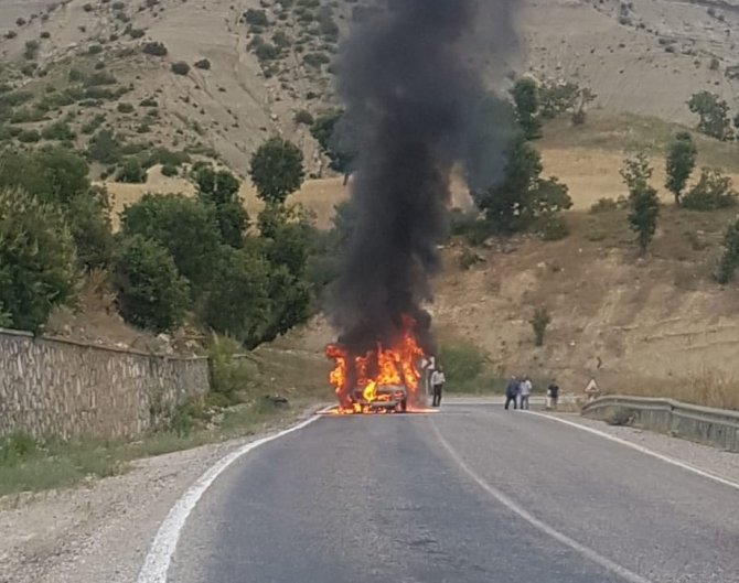 Seyir halindeki araç küle döndü
