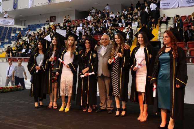 Toros Üniversitesinde mezuniyet çoşkusu yaşandı
