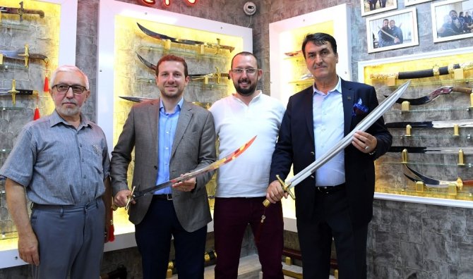 Başkan Dündar çarşı esnafı ile bayramlaştı