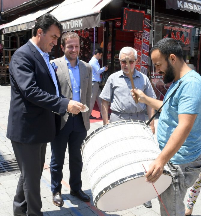 Başkan Dündar çarşı esnafı ile bayramlaştı