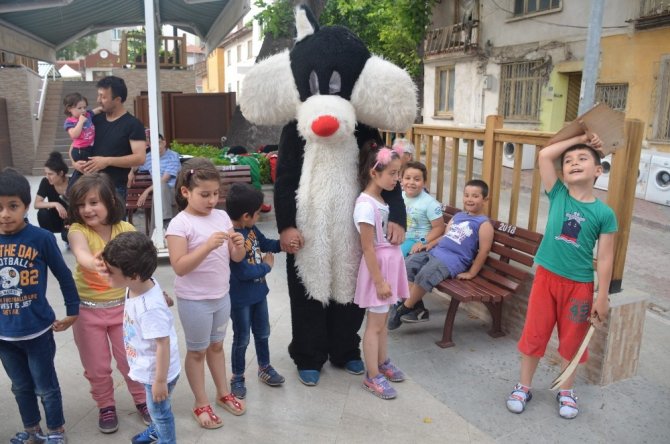 Bilecik'te Şerifpaşa Camii Minareden şeker sarkıttılar