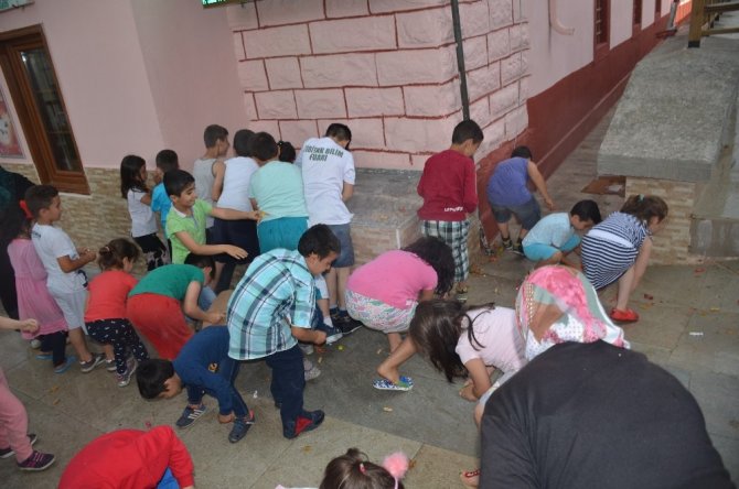 Bilecik'te Şerifpaşa Camii Minareden şeker sarkıttılar