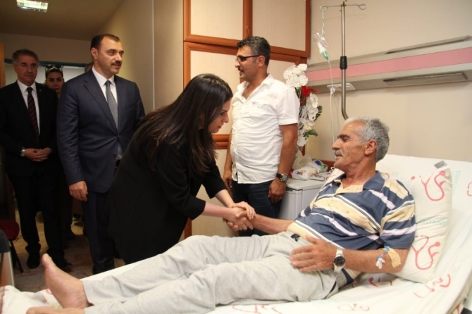 Bakan Sarıeroğlu, kaza geçiren şehit babasını ziyaret etti