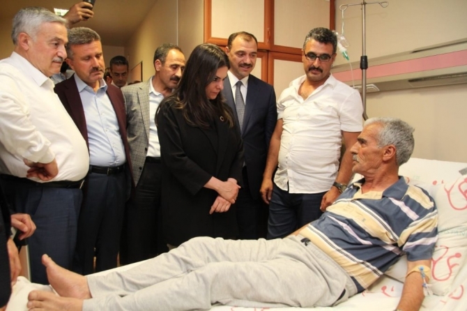 Bakan Sarıeroğlu, kaza geçiren şehit babasını ziyaret etti