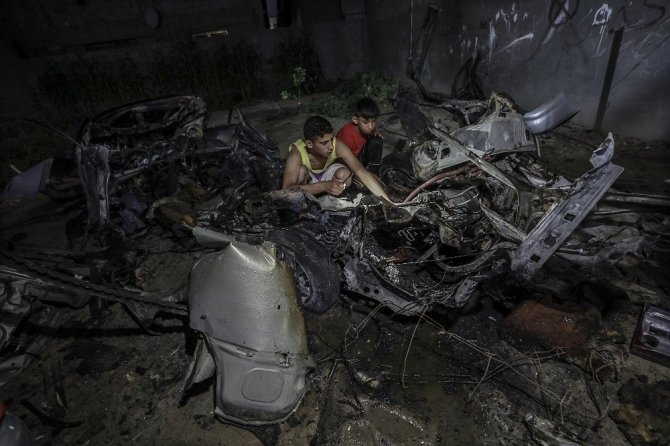 İsrail savaş uçakları Gazze'yi bombaladı