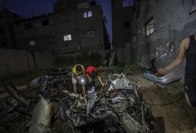 İsrail savaş uçakları Gazze'yi bombaladı