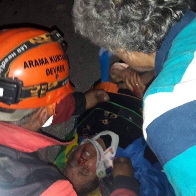Zonguldak’ta direksiyon hakimiyetini kaybetti 5 yaralı...
