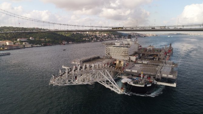 Dünyanın en büyük inşaat gemisi havada görüntülendi