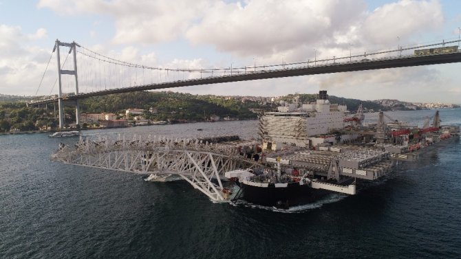 Dünyanın en büyük inşaat gemisi havada görüntülendi