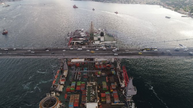 Dünyanın en büyük inşaat gemisi havada görüntülendi