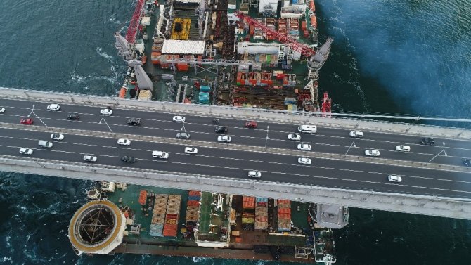 Dünyanın en büyük inşaat gemisi havada görüntülendi