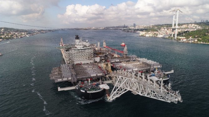 Dünyanın en büyük inşaat gemisi havada görüntülendi