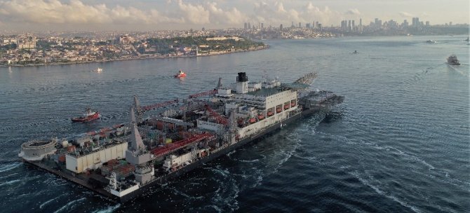 Dünyanın en büyük inşaat gemisi havada görüntülendi