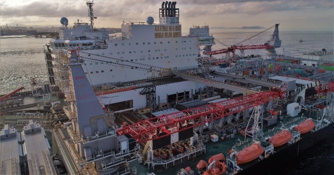 Dünyanın en büyük inşaat gemisi havada görüntülendi