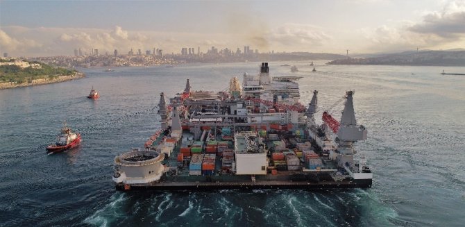 Dünyanın en büyük inşaat gemisi havada görüntülendi