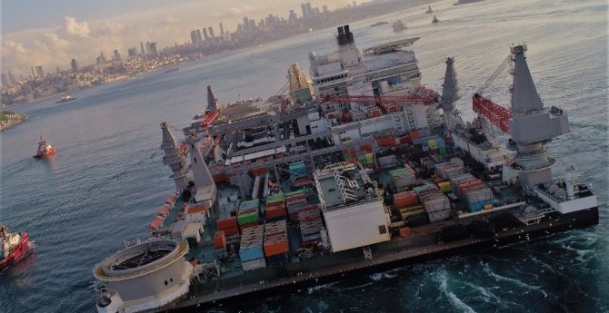 Dünyanın en büyük inşaat gemisi havada görüntülendi