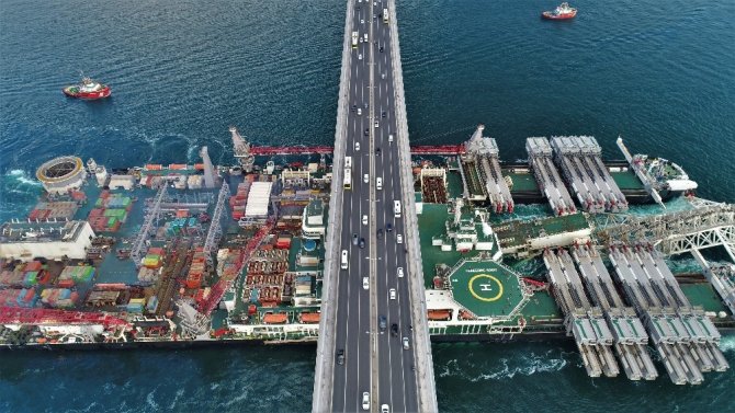 Dünyanın en büyük inşaat gemisi havada görüntülendi