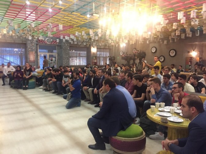 Baygem gençlerle bir araya gelerek gündeme dair soruları cevapladı