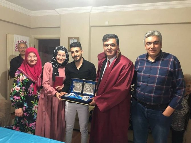 Bilecik'in İlçe Belediye Başkanı Muzaffer Yalçın, genç çiftlerin nikahanı kıydı