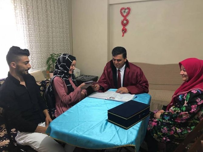 Bilecik'in İlçe Belediye Başkanı Muzaffer Yalçın, genç çiftlerin nikahanı kıydı